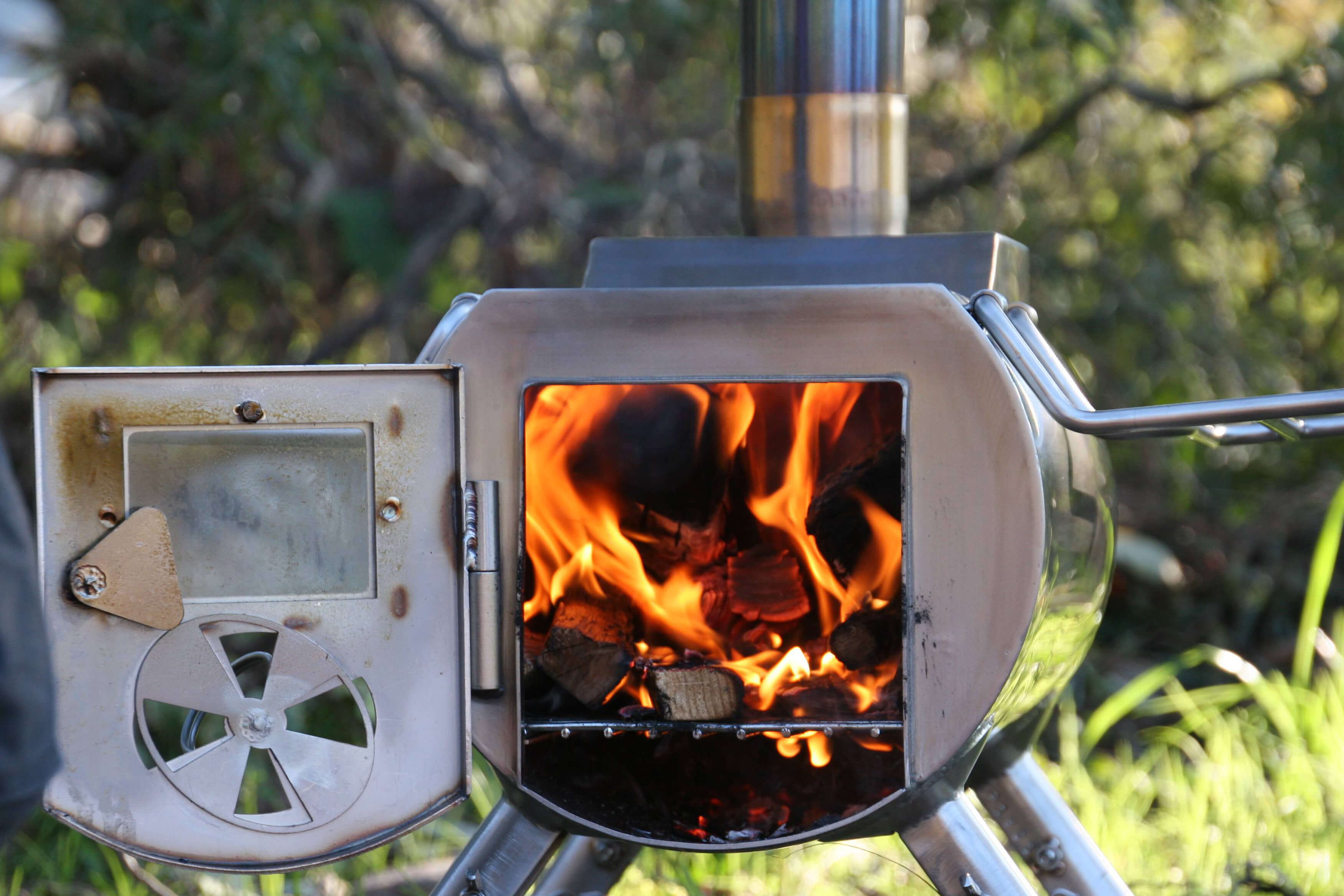 無骨でコンパクトな薪ストーブ G Stove Heat View T Style Outdoor